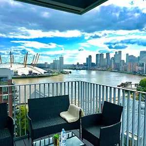 Beautiful View To Canary Wharf , O2 Arena , Near By Excel 3-beds Apartment London